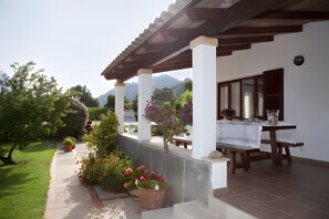 Outdoor dining - Villa 'Camp De L'Alzina' with Mountain View, Wi-Fi and Air Conditioning (Illes Balears)