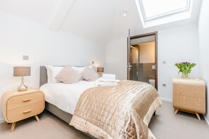 Room - Flying Butler Richmond Tersha Street Apartments (Richmond)