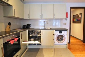 Private kitchen - Flying Butler Richmond Tersha Street Apartments (Richmond)