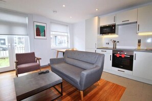 Living area - Flying Butler Richmond Tersha Street Apartments (Richmond)
