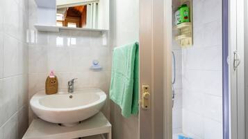 Een douche, een haardroger, handdoeken