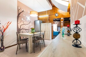 Dining - Apartment 'Reale' with Private Terrace, Wi-Fi and Air Conditioning (Gravina di Catania)