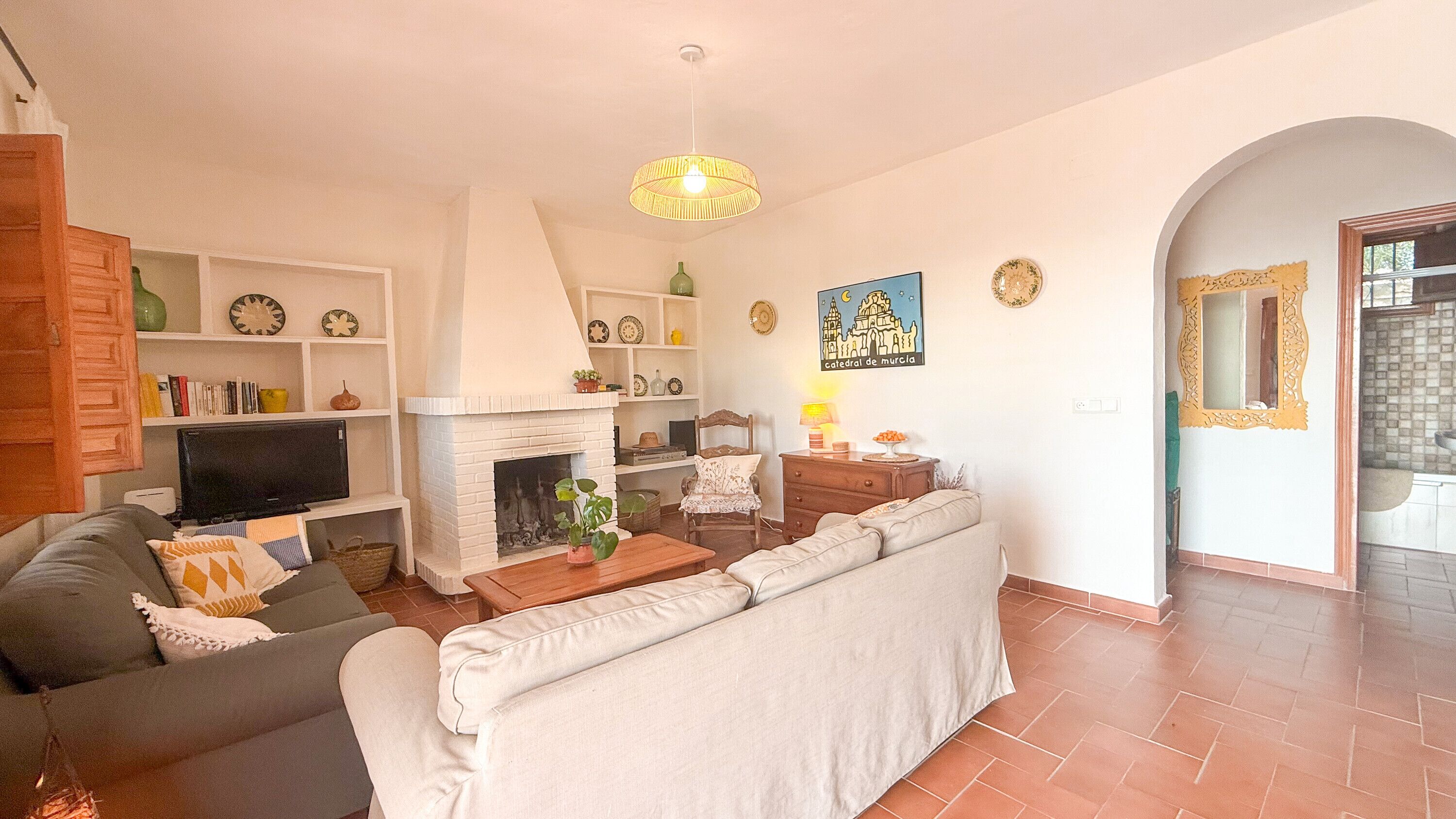 Televisio, takka, pöytätennispöytä