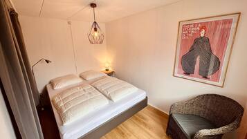 2 bedrooms, travel crib