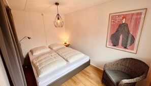 2 Schlafzimmer, Reisekinderbett