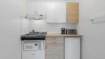 Micro-ondes, cafetiĂšre/bouilloire, grille-pain