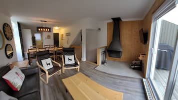 TV, fireplace