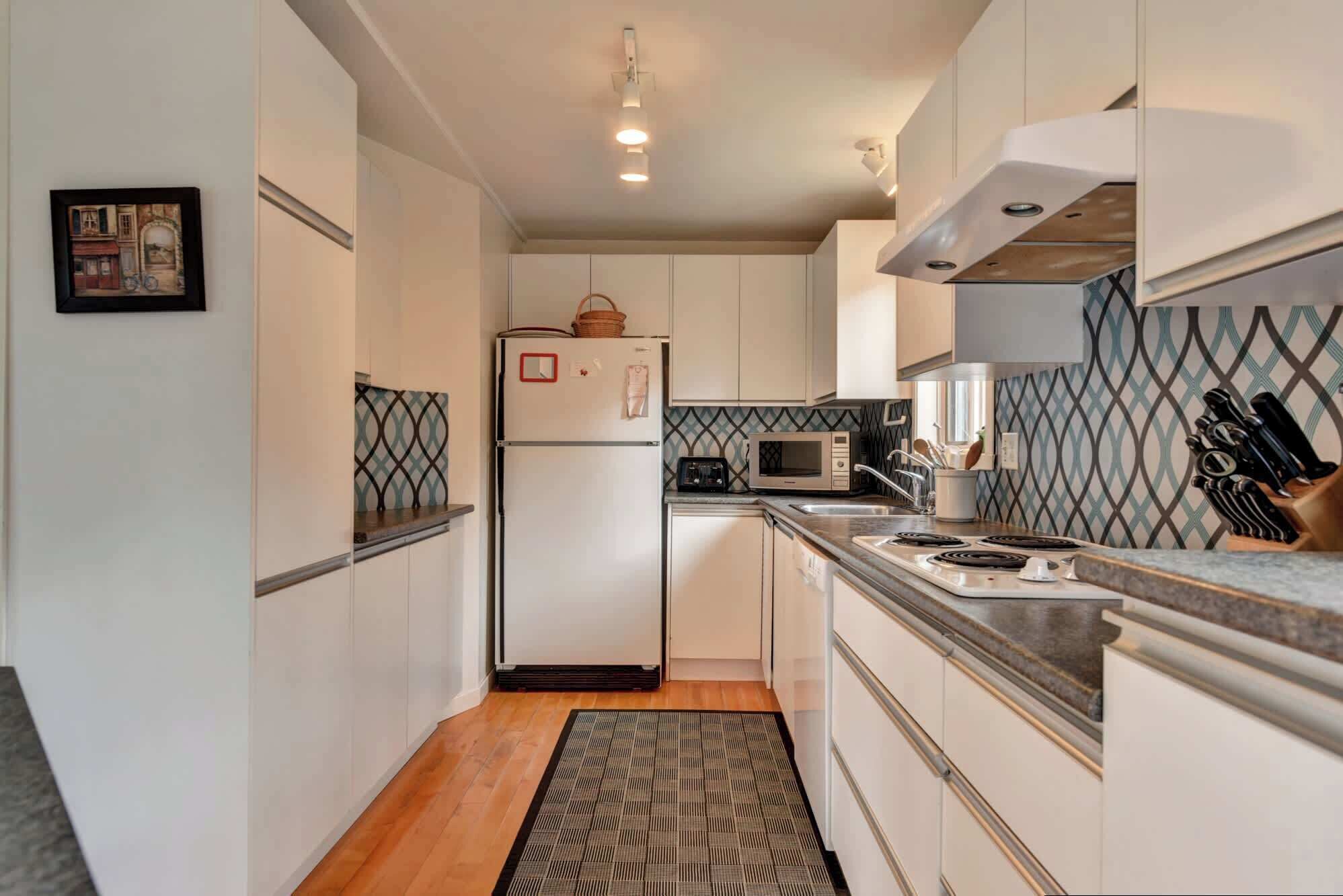 Jääkaappi, mikroaaltouuni, uuni, liesi