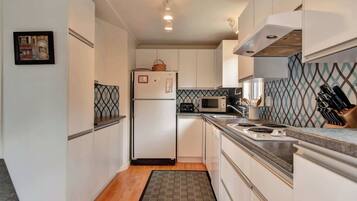 冷蔵庫、電子レンジ、オーブン、コンロ