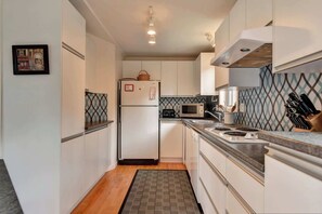 雪櫃、微波爐、焗爐、爐具