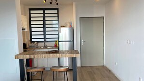 Kaffetrakter/tekoker, kjøleskap, mikrobølgeovn og ovn