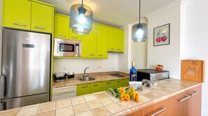 Fridge, microwave, oven, stovetop - Apartment 'Antillas' with Sea View, Wi-Fi and Air Conditioning (Torrox)