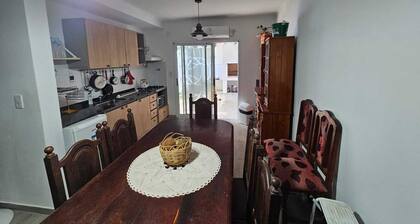 casa 1 dormitorio y sala de estar con capacidad 4 personas más, AC , con WiFi,