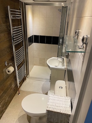 Douche, sĂšche-cheveux, serviettes fournies, papier toilette