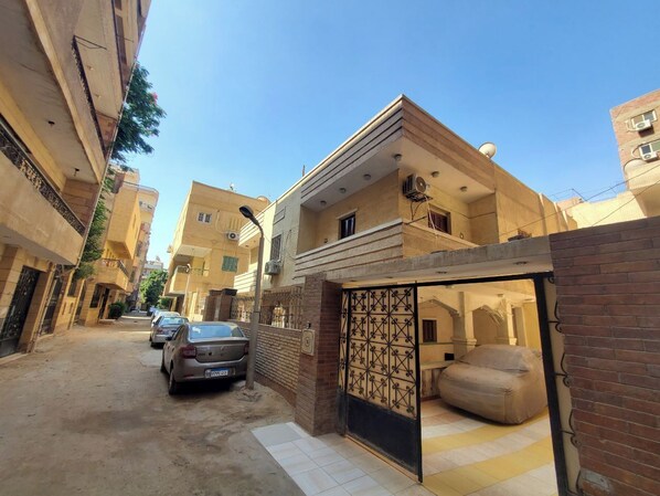 Exterior - 3-bedroom apartment in charming Giza Governorate with WiFi, AC (Giza Governorate)