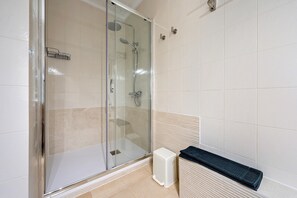Shower, hair dryer, towels - Holiday Home 'El Mirador Dels Ports' with Mountain View, Wi-Fi and Air Conditioning (Paúls)