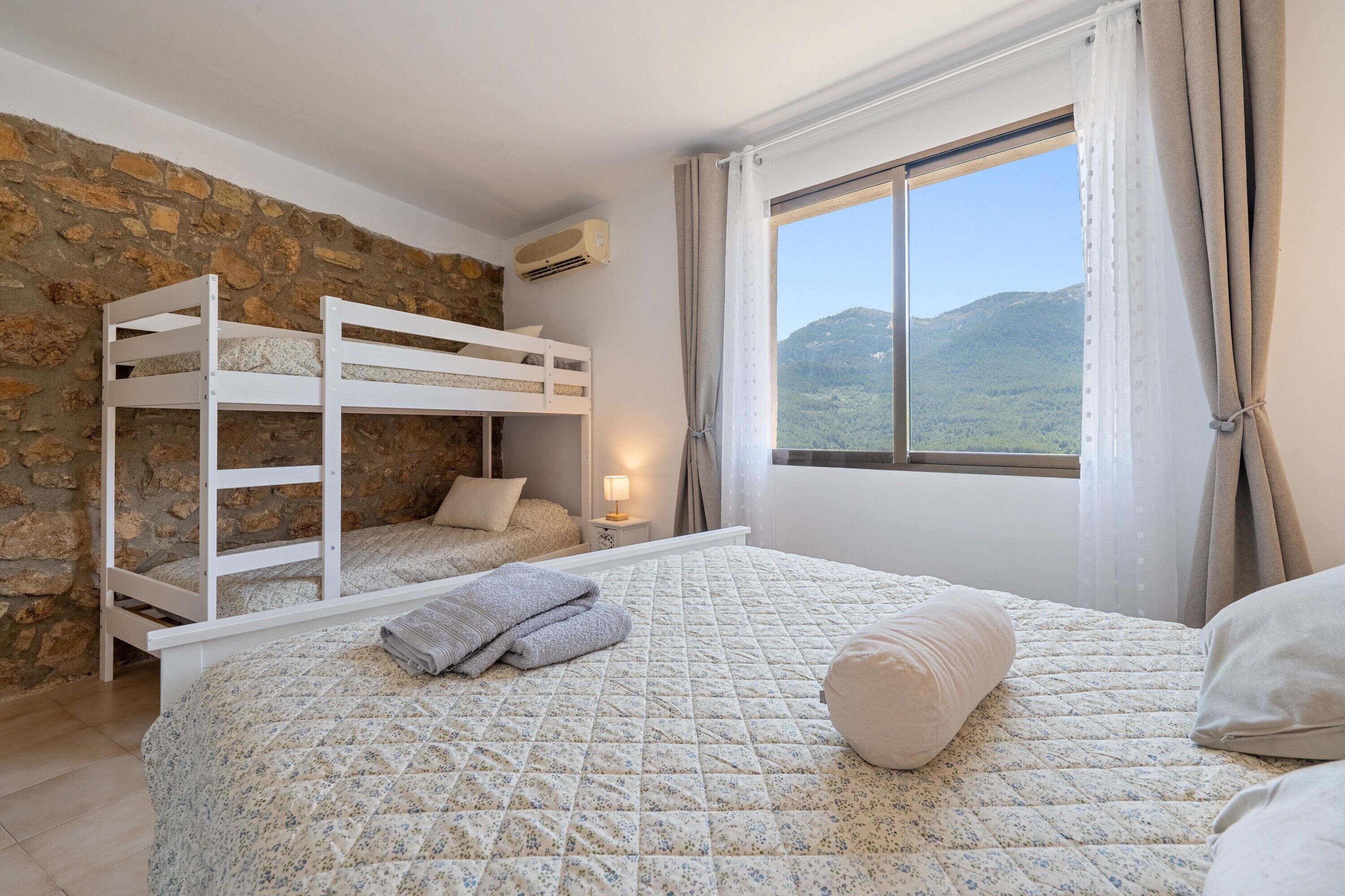 4 bedrooms, free WiFi, bed sheets