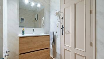 Dusj, hårføner og håndklær