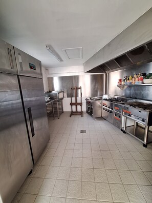 Microonde, forno, piano cottura, lavastoviglie