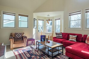 智能电视、壁炉、书