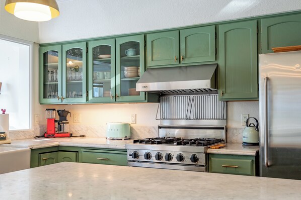 Fridge, microwave, stovetop, dishwasher