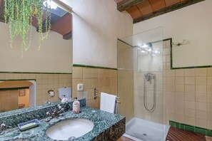 Douche, articles de toilette (gratuits), séchoir à cheveux