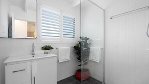 Shower, hair dryer, towels, shampoo - Casa Blu – steps from Culburra Beach's blue waters (Culburra Beach)