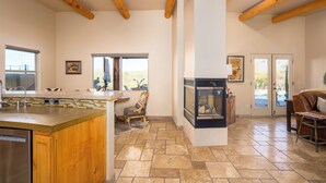 Una cocina amplia con lavavajillas integrado, una isla grande y una chimenea.