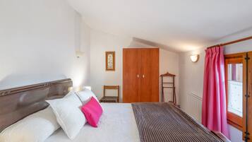 3 slaapkamers, een strijkplank/strijkijzer, gratis wifi, beddengoed