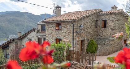 Holiday Home 'Cal Andreu' with Mountain Views, Private Garden and Wi-Fi