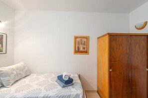 3 makuuhuonetta, silitysrauta/-lauta, ilmainen Wi-Fi, vuodevaatteet