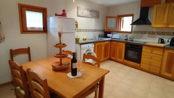 Een koelkast, een magnetron, een oven, een kookplaat