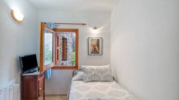 3 bedrooms, iron/ironing board, free WiFi, bed sheets