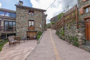 Outdoor dining - Holiday Home 'Cal Andreu' with Mountain Views, Private Garden and Wi-Fi (Ventolà (Ribes de Freser))