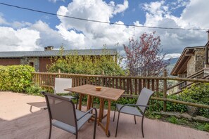 Outdoor dining - Holiday Home 'Cal Andreu' with Mountain Views, Private Garden and Wi-Fi (Ventolà (Ribes de Freser))