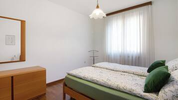 1 habitación, tabla de planchar con plancha, wifi gratis y ropa de cama