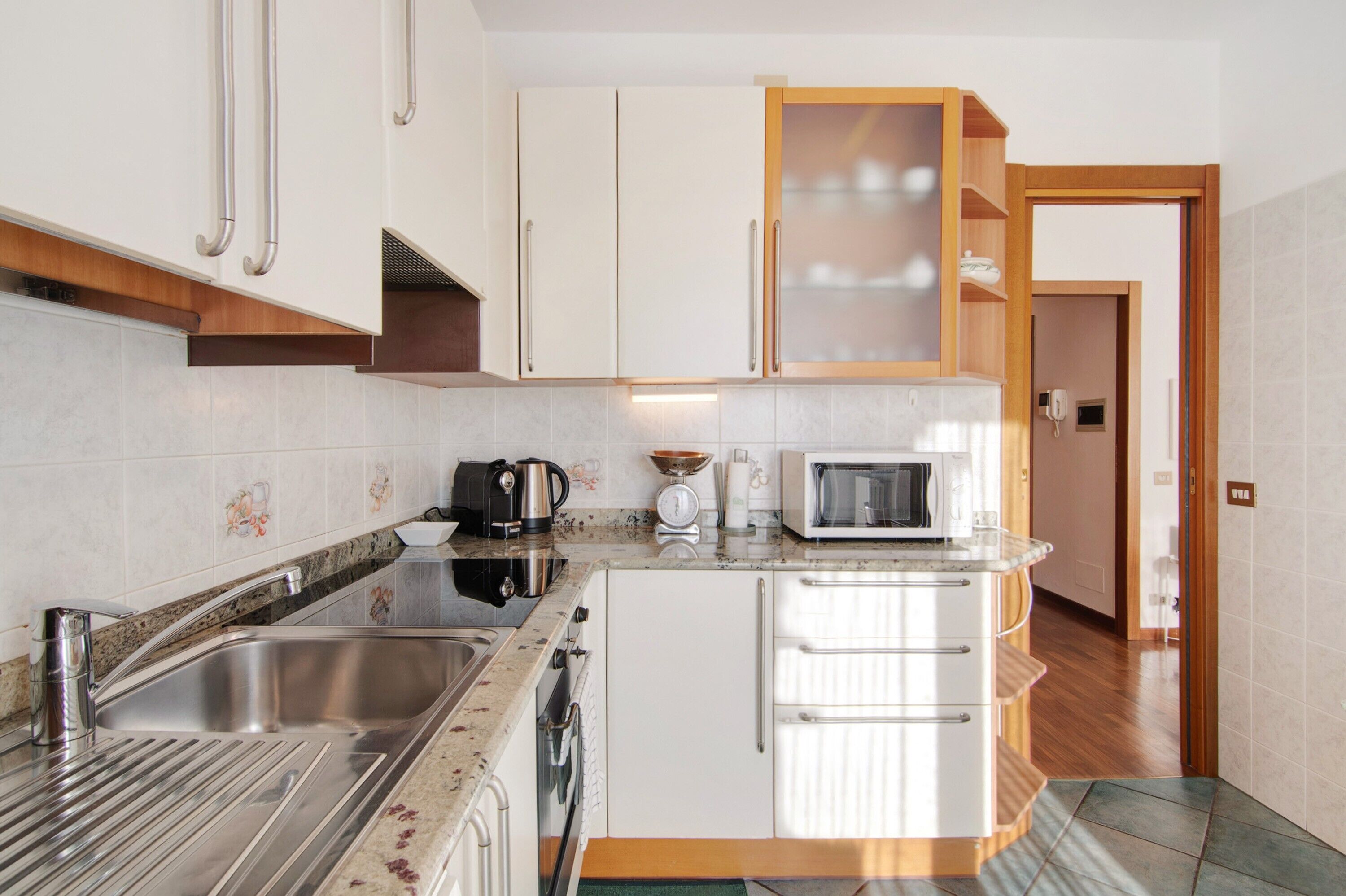 Frigorifero, microonde, forno, piano cottura