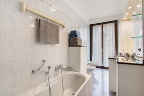 Shower, hair dryer, towels - Apartment 'Bossi View' with Mountain View, Wi-Fi and Air Conditioning (Chiavenna)