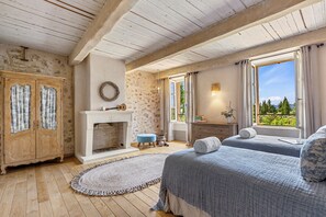 8 bedrooms, desk, iron/ironing board, travel cot