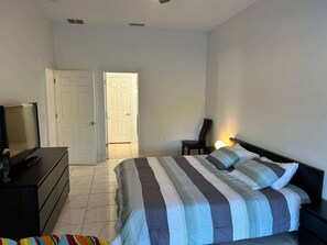 3 slaapkamers, een strijkplank/strijkijzer, wifi, beddengoed