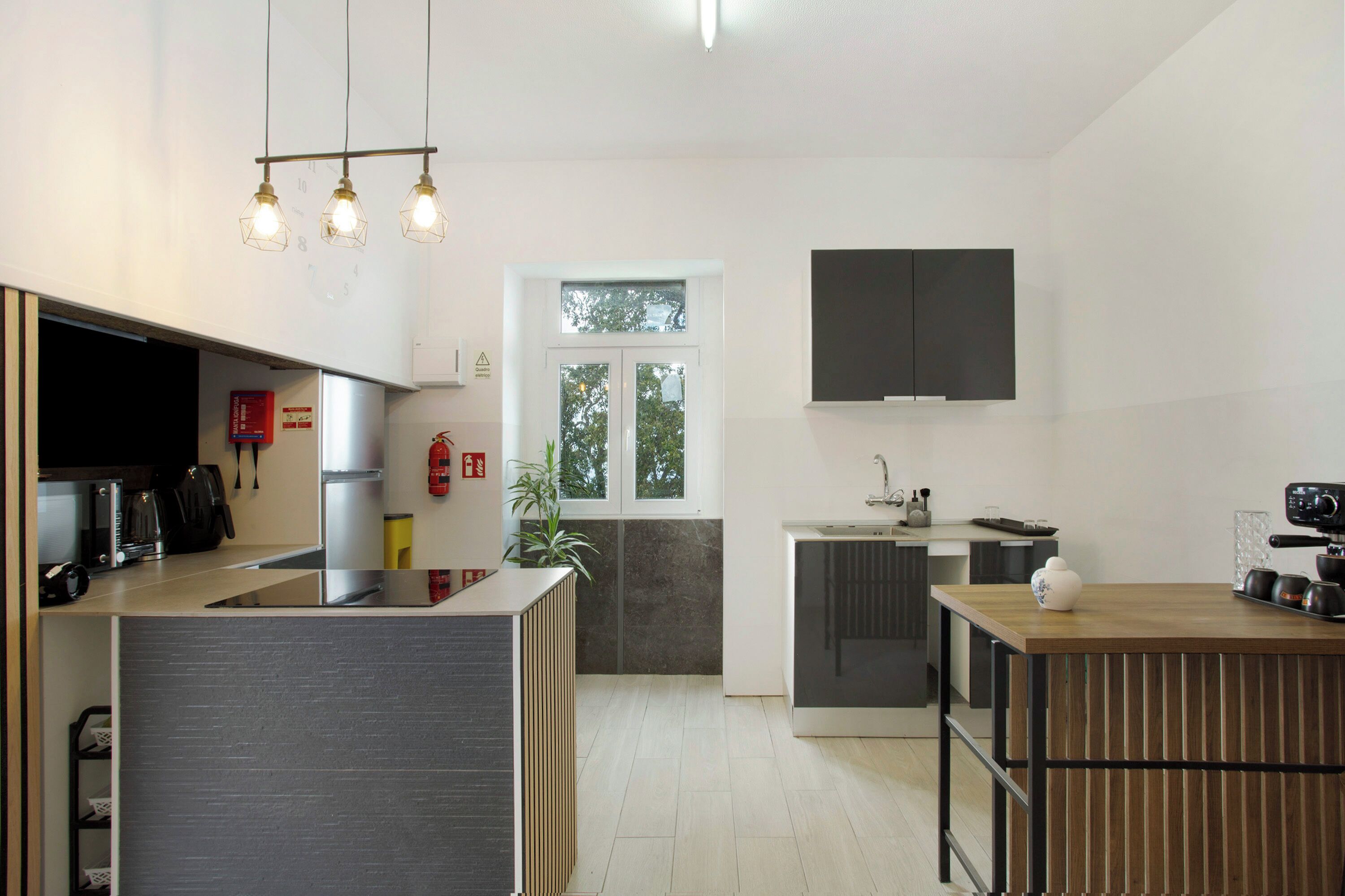 Kühlschrank, Mikrowelle, Herdplatte, Wasserkocher mit Kaffee-/Teezubehör