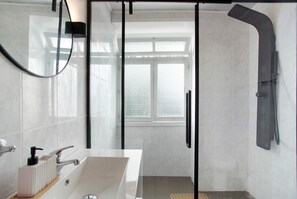 Shower, hair dryer, towels - Holiday Home 'Cesto Do Monte' with Sea View, Shared Terrace and Wi-Fi (Funchal)