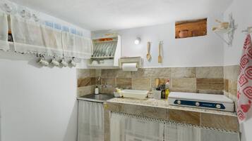 Fridge, stovetop, coffee/tea maker, electric kettle
