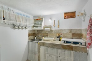 Kühlschrank, Herdplatte, Wasserkocher mit Kaffee-/Teezubehör