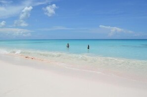 Una playa con agua turquesa cristalina y una orilla arenosa.