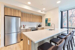 Frigorífico, microondas, horno y placa de cocina