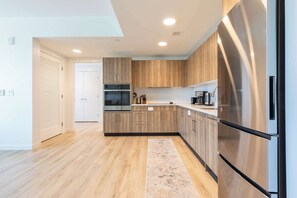 Fridge, microwave, oven, stovetop - Gorgeous Apt with Kitchen and Gym (Boston, MA)