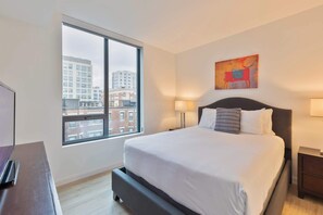 1 slaapkamer, een bureau, een strijkplank/strijkijzer, wifi