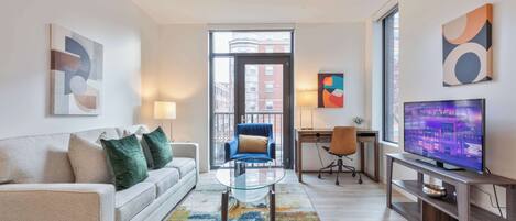 TV, caminetto, studio