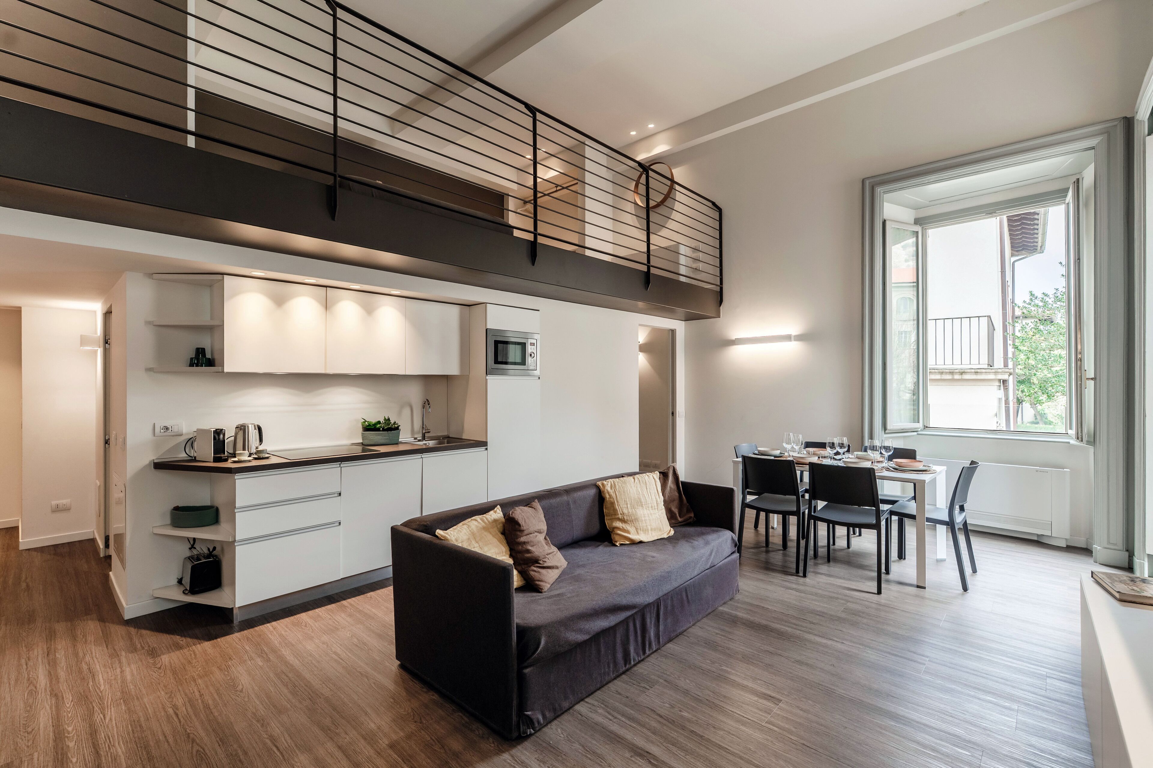 อพาร์ทเมนท์, ระเบียง | บริเวณนั่งเล่น | ทีวีจอแบน 30 นิ้ว พร้อมช่องดิจิตอล